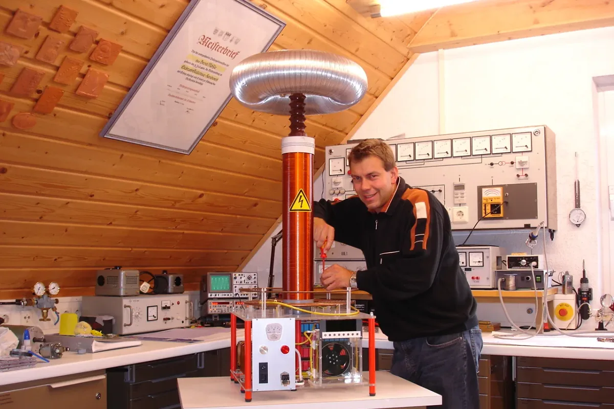 Bernd mit seiner Teslaspule