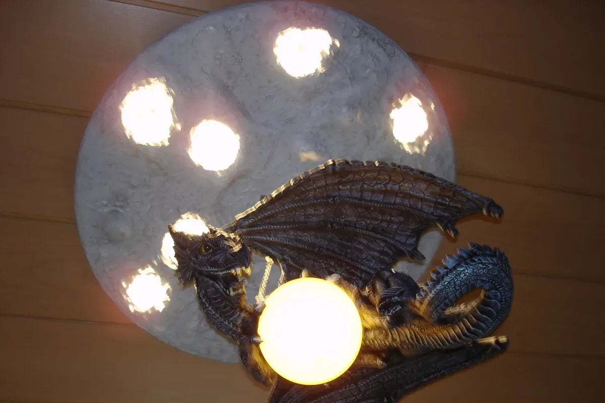 Eine selbst gebaute Drachenlampe