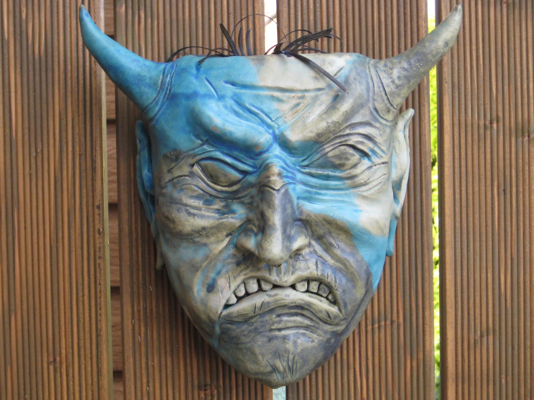 Blau glasierte, von Hand geformte Keramikmaske