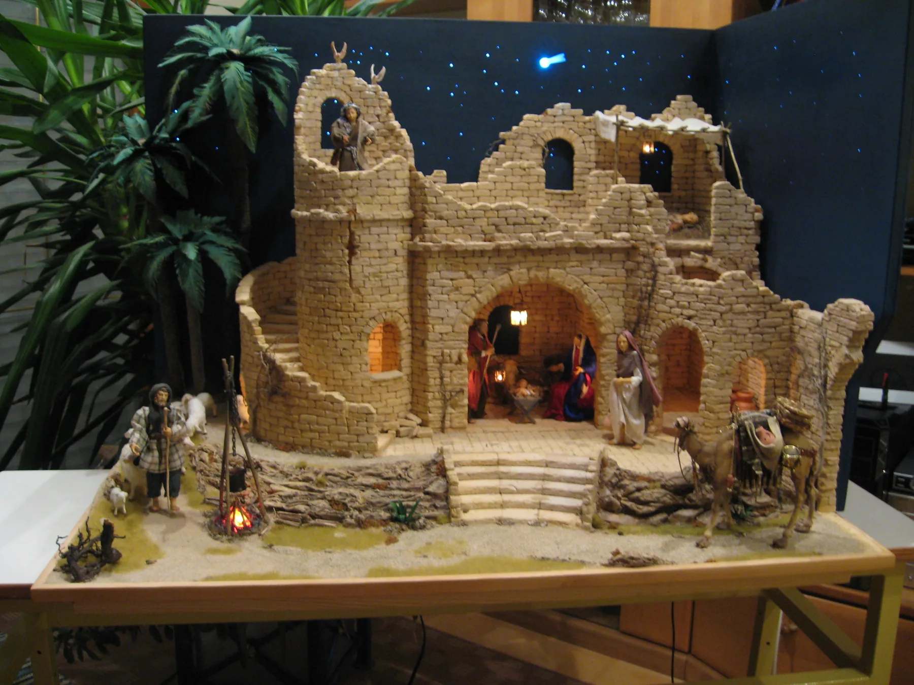 Handgefertigte orientalische Krippe mit vielen Figuren und Details