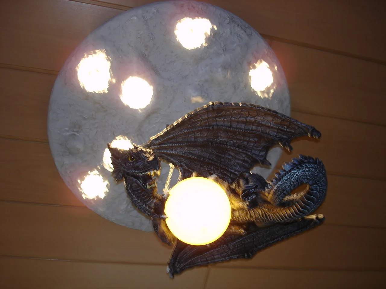 Selbst gebaute Drachenlampe vor leuchtendem Mond