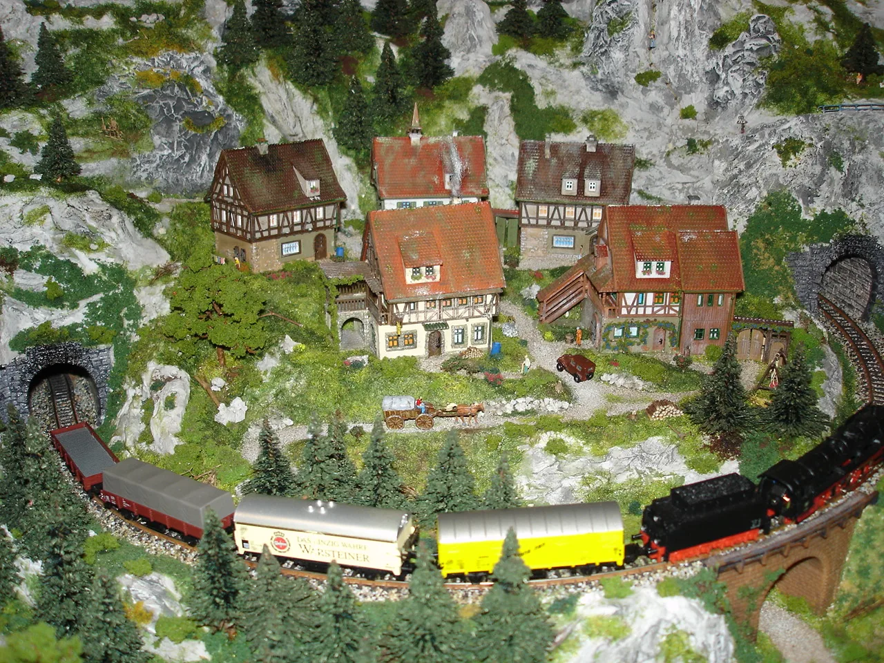 Detailreiche Modelleisenbahnlandschaft in einem Holzkoffer