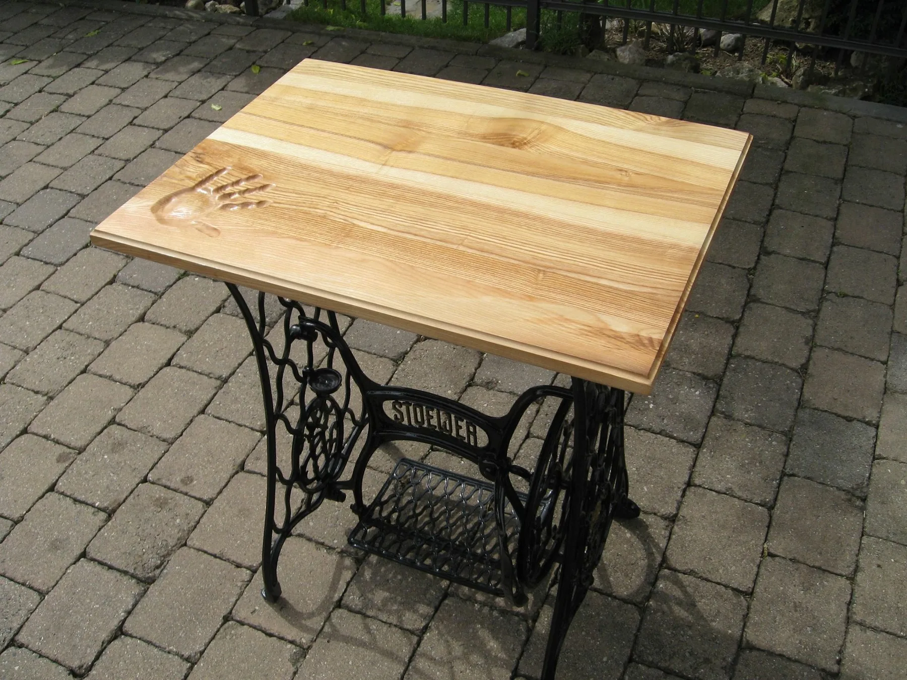 Handgefertigter Holztisch auf einem alten Nähmaschinengestell