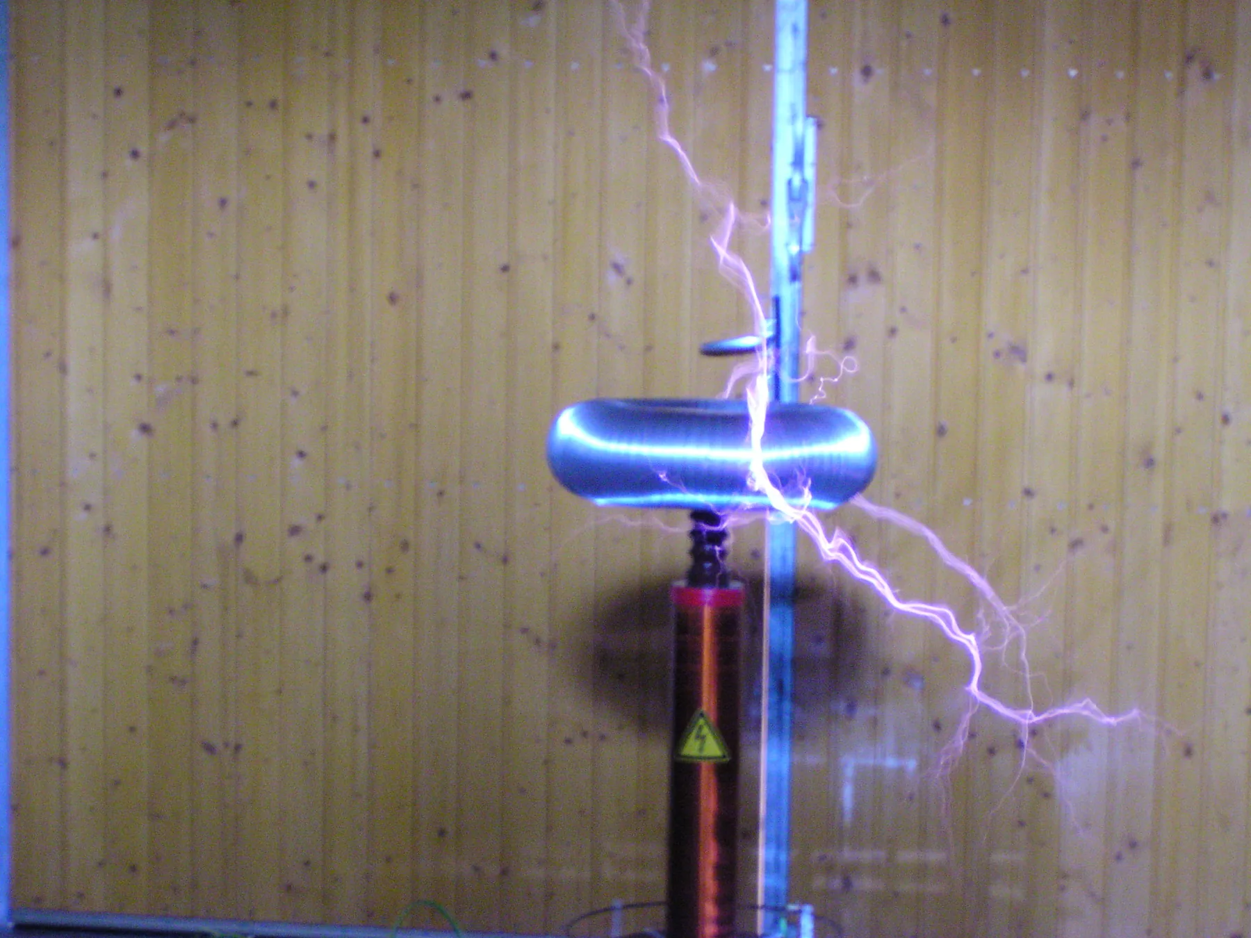 Elektrische Entladungen an einer selbst gebauten Teslaspule
