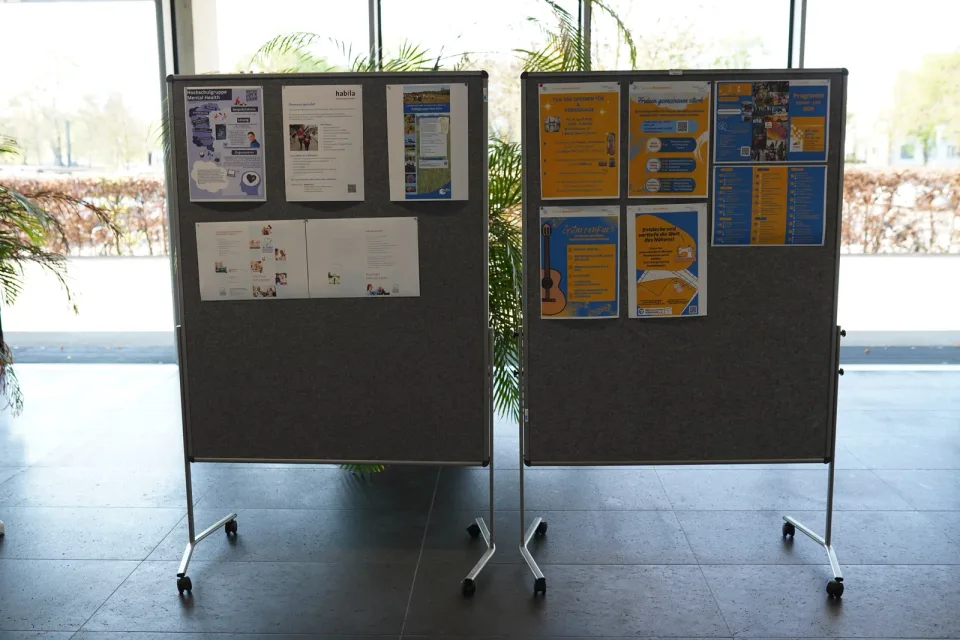 Informationswände beim HNU Engagement Day