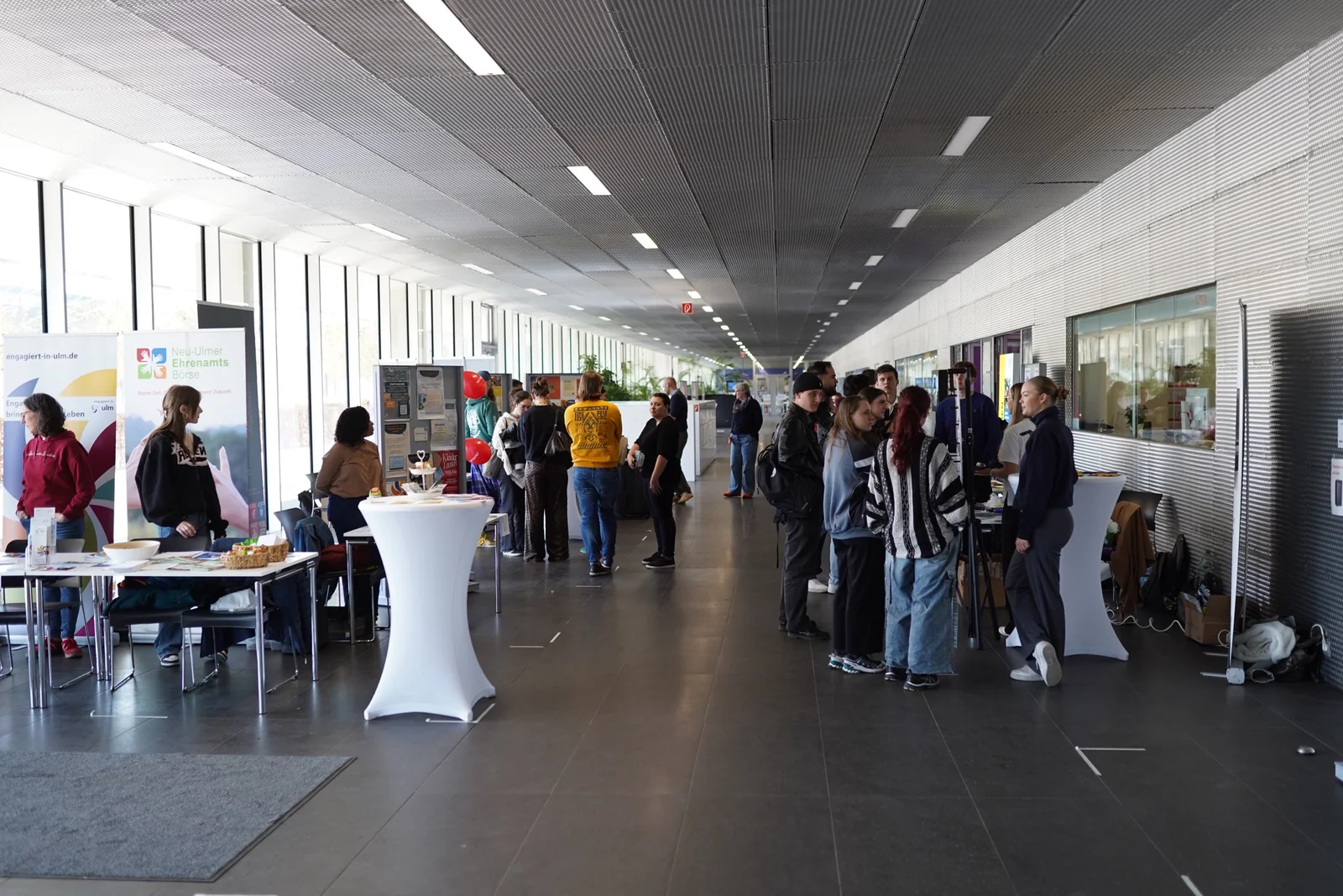 Stände und Gespräche beim HNU Engagement Day