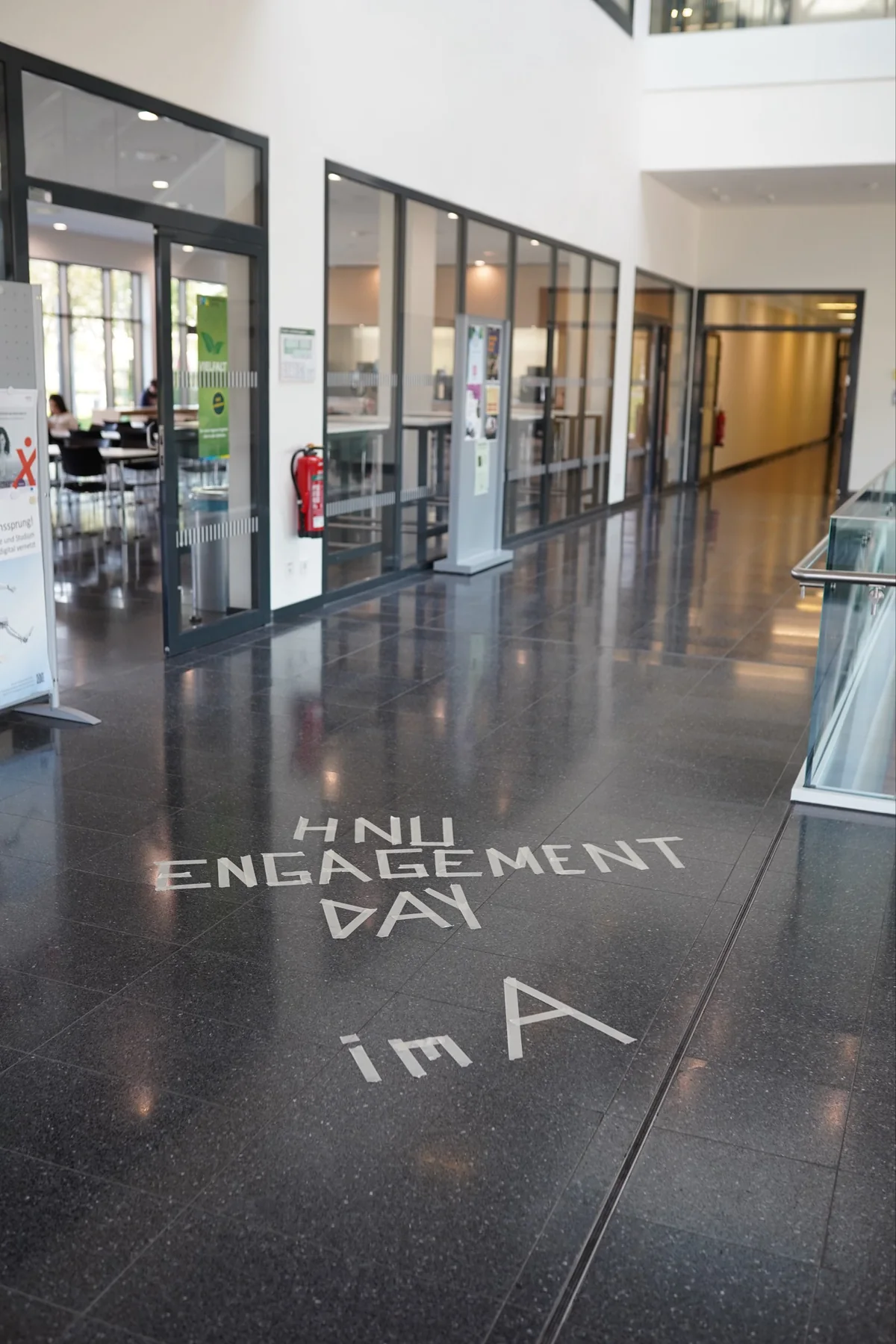 Bodenmarkierung als Wegweiser zum HNU Engagement Day