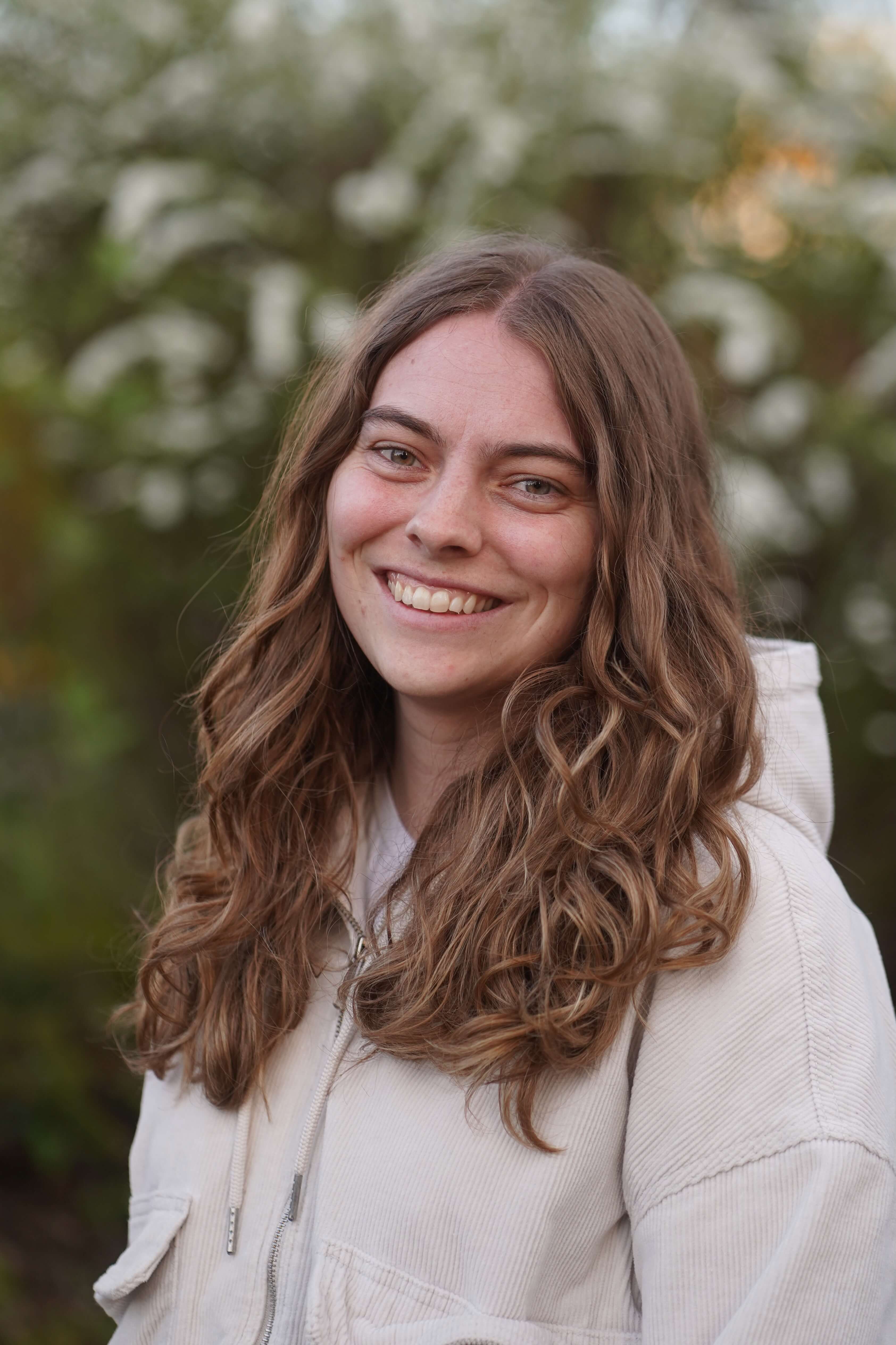 Portrait im Hochformat mit ruhigem Ausdruck