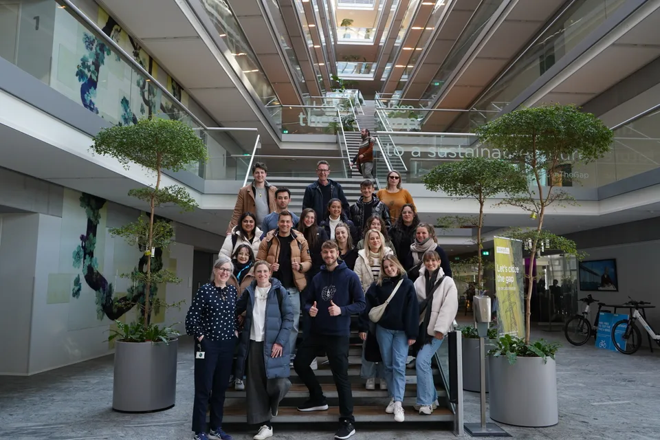 Die CDS-Studiengruppe auf der Treppe bei Ramboll in Kopenhagen